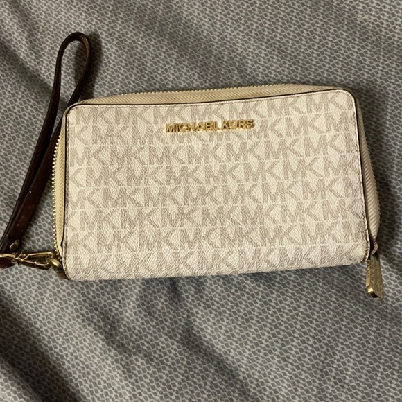 Michael Kors Walllet - Picture 1 of 2